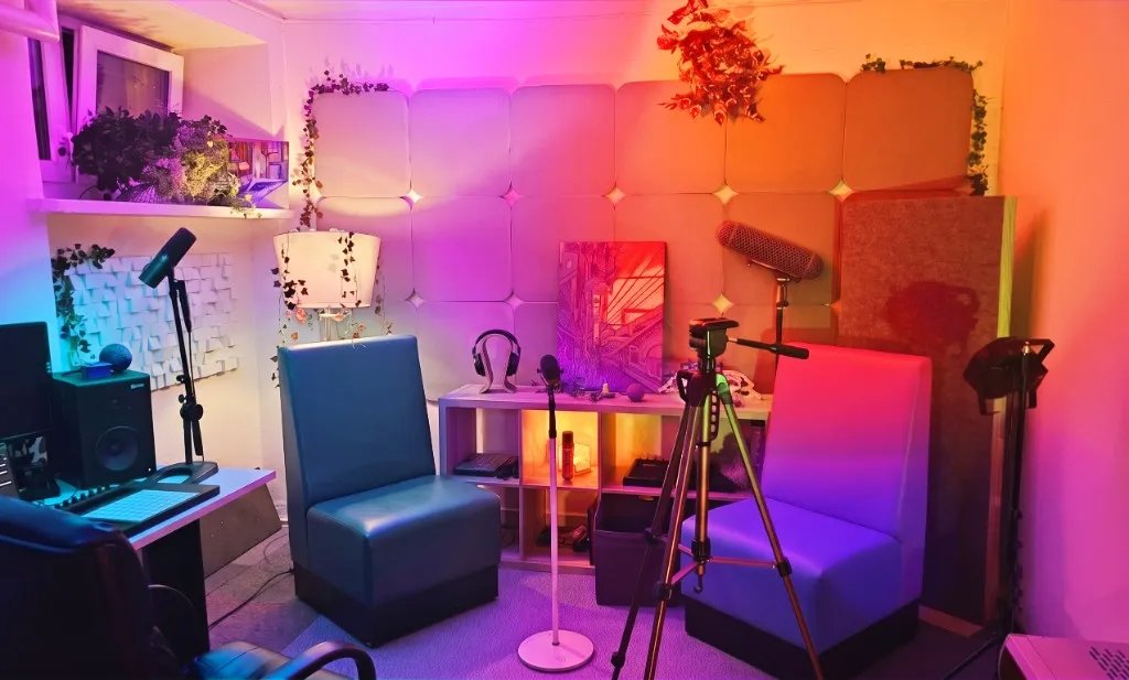Studio Pawlacz na Podwalu 17 — miejsca do rozmowy, mikrofony i stanowisko montażowe